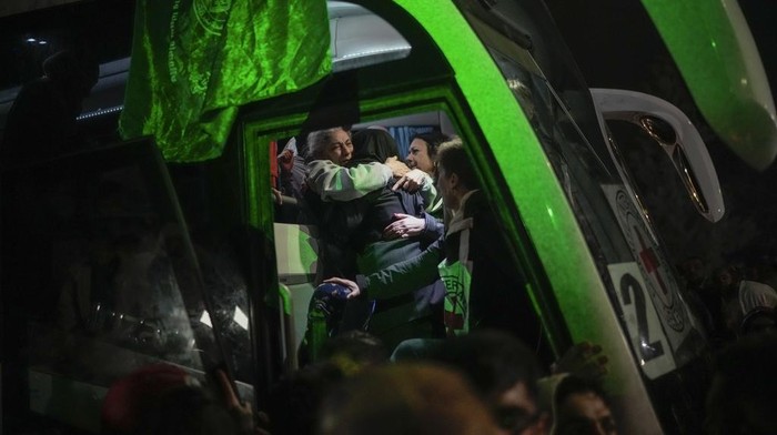 Tangis Bahagia 90 Tahanan Palestina Usai Dilepas Israel Palestinian female prisoners wave from inside a bus as they arrive in the West Bank city of Beitunia, early Monday, Jan. 20, 2025. (AP Photo/Leo Correa)
