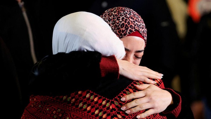 Palestinians react during the arrival of buses carrying Palestinians who were released from Israeli jails as part of a hostages-prisoners swap and a ceasefire deal between Hamas and Israel, in Ramallah in the Israeli-occupied West Bank. January 20, 2025. REUTERS/Mussa Qawasma REFILE - CORRECTING FROM 