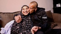Salah seorang tahanan Palestina yang dibebaskan, Rose Khwais dicium oleh ayahnya setelah dibebaskan dari penjara Israel. (REUTERS/Jamal Awad)
