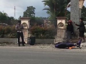 Menolak Ditilang, Pria dari Palembang Nekat Bakar Motor di Depan Polisi