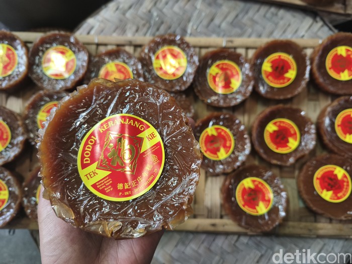 Tempat pembuatan kue keranjang di Jalan Kota Bandung.