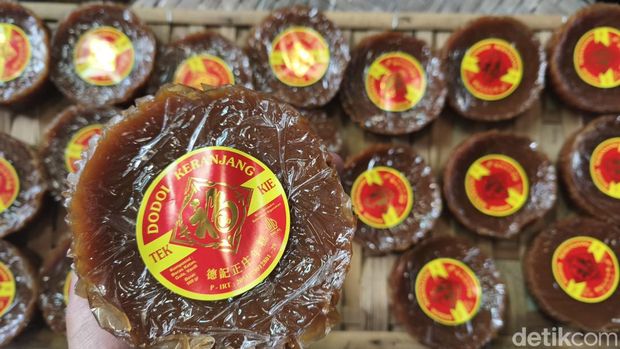Tempat pembuatan kue keranjang di Jalan Kota Bandung.