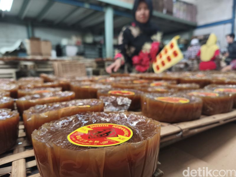 Tempat pembuatan kue keranjang di Jalan Kota Bandung.