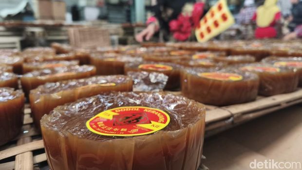 Tempat pembuatan kue keranjang di Jalan Kota Bandung.