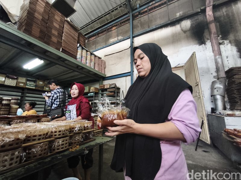 Tempat pembuatan kue keranjang di Jalan Kota Bandung.