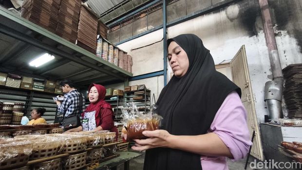 Tempat pembuatan kue keranjang di Jalan Kota Bandung.