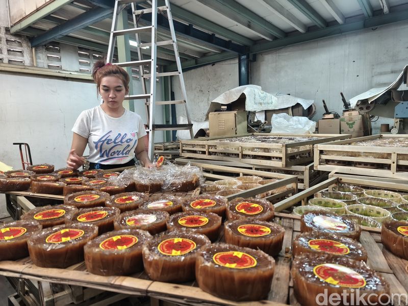Tempat pembuatan kue keranjang di Jalan Kota Bandung.