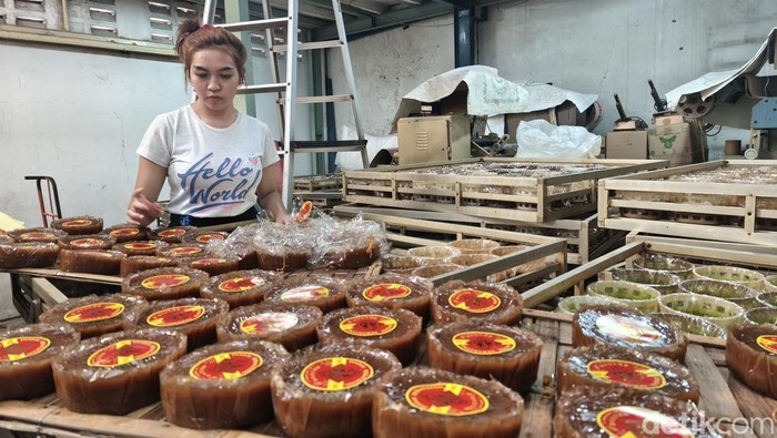 Tempat pembuatan kue keranjang di Jalan Kota Bandung.