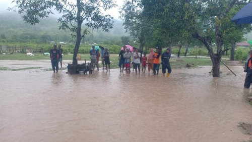 Tim SAR melakukan pencarian warga yang hilang terseret arus banjir sungai di Desa Lepadi, Kecamatan Pajo, Dompu, NTB, Senin (20/1/2025). (Foto: Dok. BPBD Dompu)