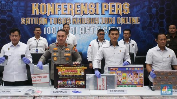 Tindak Pidana Perjudian Online saat Konferensi Pers Satgas Judi Online 100 Hari Kerja Asta Cita di Bareskrim Polri, Jakarta, Senin (20/1/2025). (CNBC Indonesia/Faisal Rahman)