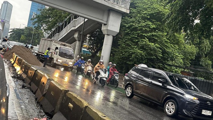 Truk pengangkut pasir kecelakaan di Pancoran, Jaksel