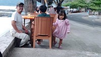Menikmati suasana Telaga Ngebel.