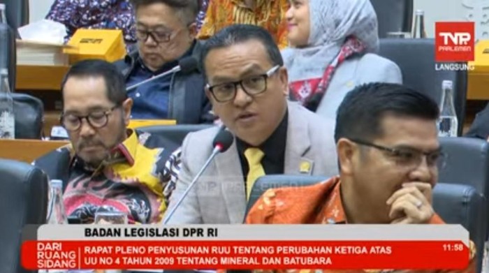 Anggota DPR Fraksi Golkar, Umbu Kabunang, dalam rapat RUU Minerba, di gedung Nusantara I, kompleks parlemen, Senayan, Jakarta Pusat, Senin (20/1/2025).