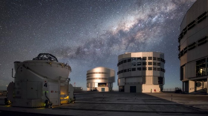 Tiga dari empat unit teleskop yang ada di Very Large Telescope milik European Southern Observatory (ESO) yang ada di Gunung Paranal Chile.