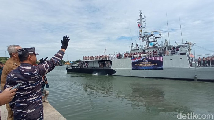 WAKASAL, Laksamana Madya TNI Erwin S. Aldedharma saat melepas kegiatan joy sailing di Pelabuhan Cirebon