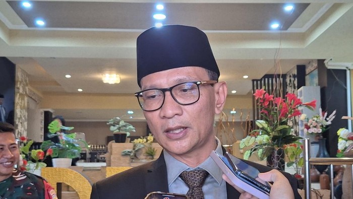 Wali Kota Mataram, Mohan Roliskana, saat diwawancarai di Kantor DPRD Kota Mataram, Senin (20/1/2025). (Nathea Citra/detikBali)