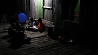 Warga mengandalkan aliran listrik dari mesin genset milik usaha pribadi yang beroperasi dari pukul 17.30 Wita sampai 23.30 Wita setiap hari dengan iuran Rp90 ribu per bulan.  