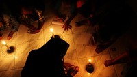 Desa Lakarama dihuni 1.287 jiwa tersebut belum mendapatkan aliran listrik pemerintah.  