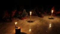 Anak suku bajo belajar kelompok dibantu penerangan lampu lilin di Desa Lakarama, Kecamatan Towea, Muna, Sulawesi Tenggara, Minggu (19/1/2025).   