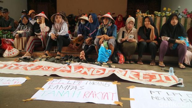 Warga Desa Pundenrejo, Kecamatan Tayu, Pati, saat menggelar aksi di depan kantor DPRD Pati, Senin (20/1/2025).