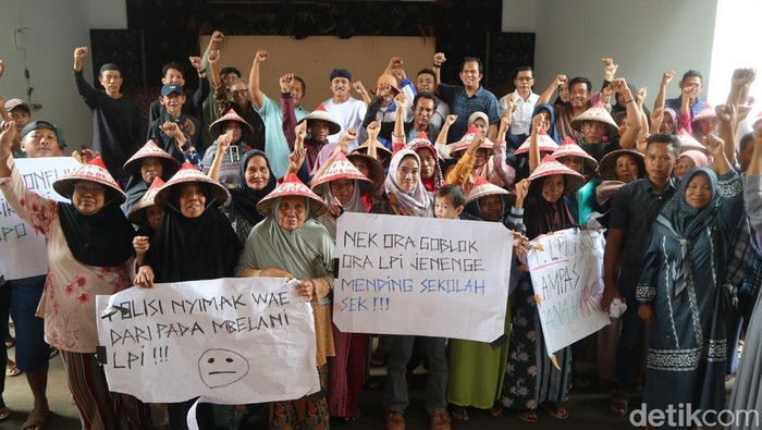 Warga Desa Pundenrejo, Kecamatan Tayu, Pati, saat menggelar aksi di depan kantor DPRD Pati, Senin (20/1/2025).