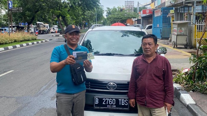 Warga di Senen, Jakpus menemukan kembali mobilnya yang lama dipinjam tapi nggak dibalik-balikin, usai lapor polisi.