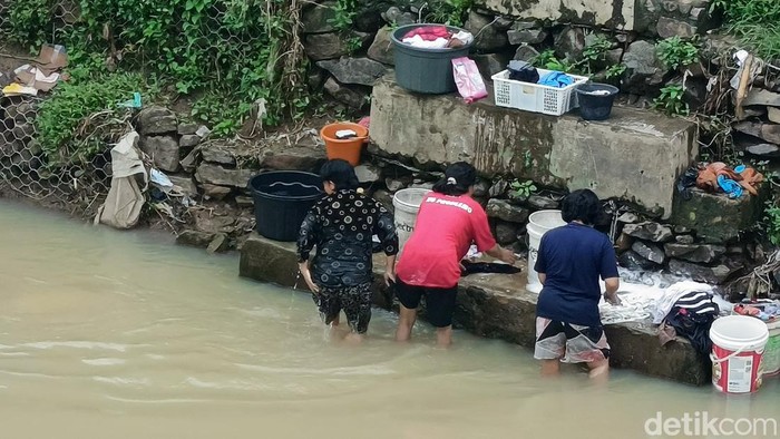 Warga korban banjir di Bandar Lampung bertahan dengan kondisi seadanya.