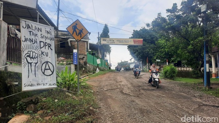 Warga protes jalan rusak di Desa Lahar Kecamatan Tlogowungu Pati, Senin (20/1/2025).
