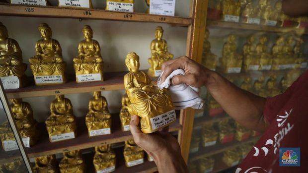 Warga Tionghoa membersihkan Patung Buddha Tidur saat ritual pencucian di Vihara Buddha Dharma dan 8 Posat, Desa Tonjong, Tajurhalang, Kabupaten Bogor, Jawa Barat, Senin (20/1/2025). (CNBC Indonesia/Tri Susilo)