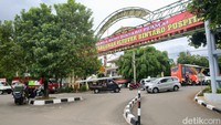 Warga menolak pembangunan flyover tersebut karena warga menilai proyek tersebut akan mengakibatkan banjir dan kemacetan selama pembangunan.  