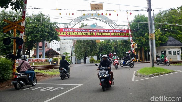 Warga Tolak Rencana Pembangunan Flyover Bintaro Spanduk bertuliskan “Warga Bumi Bintaro Permai Menolak Pembangunan Fly Over Bintaro Puspita” terpasang di pintu perlintasan kereta api Bintaro, Jakarta Selatan, Senin (20/1/2025).