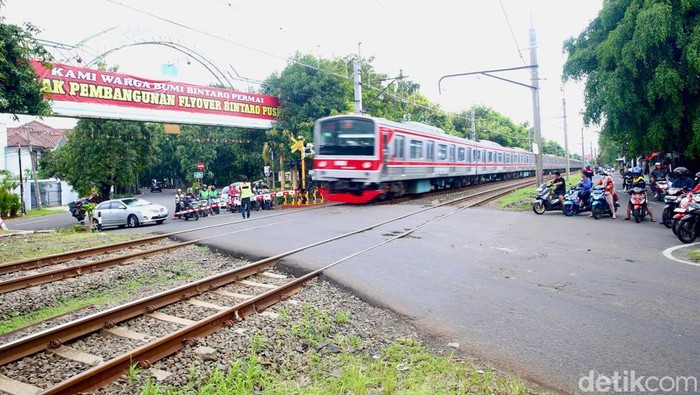Warga Tolak Rencana Pembangunan Flyover Bintaro Spanduk bertuliskan “Warga Bumi Bintaro Permai Menolak Pembangunan Fly Over Bintaro Puspita” terpasang di pintu perlintasan kereta api Bintaro, Jakarta Selatan, Senin (20/1/2025).