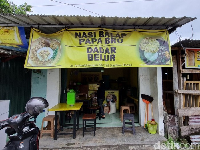 Warung makan nasi balap di Jalan Ambarbinangun, Kasihan, Bantul, yang sempat dibakar gerombolan pemuda naik motor, Minggu (19/1) dini hari. Begini kondisi terkini, Senin (20/1/2025).