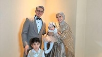 Zaskia Sungkar dan Irwansyah memboyong Ukkasya dan baby Humaira dalam salah satu acara. Foto: instagram zaskia sungkar