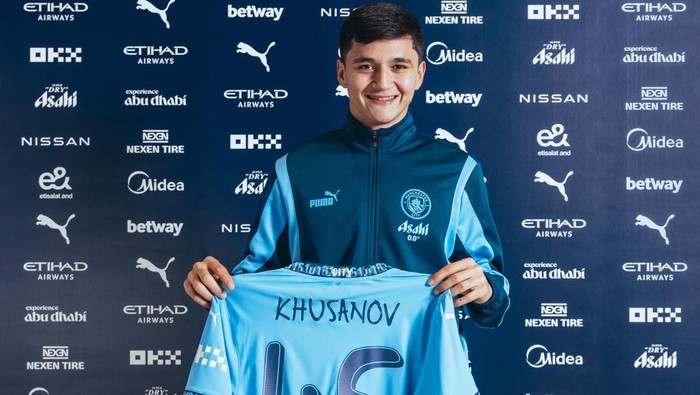 Manchester City resmi mendatangkan Abdukodir Khusanov dari Lens. Bek asal Uzbekistan itu dikontrak empat setengah tahun.