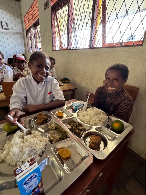 Pelajar dan Ibu Hamil di Intan Jaya Terima Program Makan Bergizi Gratis