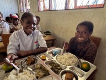 Pelajar dan Ibu Hamil di Intan Jaya Terima Program Makan Bergizi Gratis