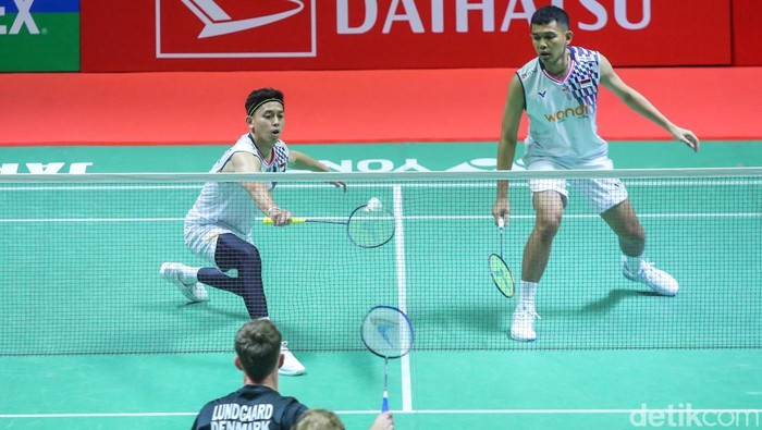 Pebulutangkis ganda putra Indonesia Fajar Alfian - M Ardianto berhadapan dengan Pebulutangkis ganda putra Denmark D Lundgaard - M Vestergaard dalam babak 32 besar Daihatsu Indonesia Masters 2025 yang berlangsung di Istora Senayan, Jakarta, Selasa (21/1/2025). Dalam pertandingan kali ini pasangan ganda putra Indonesia berhasil menang dalam 3 set dengan angka 13-21 21-19 dan 21-11.