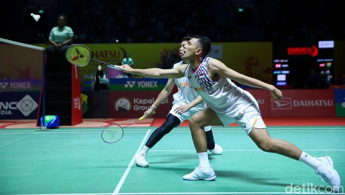Pebulutangkis ganda putra Indonesia Fajar Alfian - M Ardianto berhadapan dengan Pebulutangkis ganda putra Denmark D Lundgaard - M Vestergaard dalam babak 32 besar Daihatsu Indonesia Masters 2025 yang berlangsung di Istora Senayan, Jakarta, Selasa (21/1/2025). Dalam pertandingan kali ini pasangan ganda putra Indonesia berhasil menang dalam 3 set dengan angka 13-21 21-19 dan 21-11.