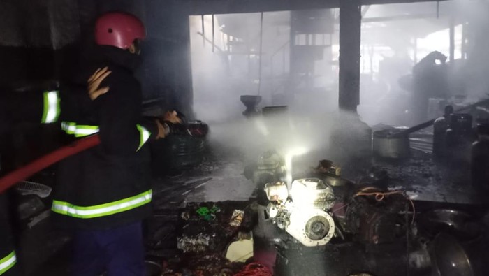 Kebakaran hebat melanda rumah makan Padang di Kota Ambon, Maluku. Kebakaran tersebut diduga akibat ledakan kompor.