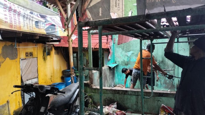 Rumah warga bernama Sadar Libe (48) di Kota Ambon, Maluku, terbakar akibat kompor meledak.