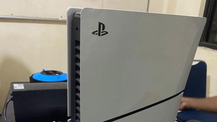 Pemuda berinisial AT (21) ditangkap polisi atas kasus pencurian di rumah warga di Kota Ambon, Maluku. Pelaku menggasak PlayStation 5 (PS5) dan jam tangan korban.