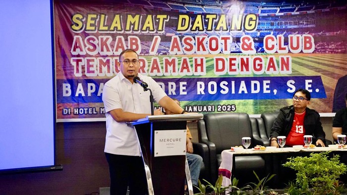 Andre Rosiade bersama Pengurus Sepakbola Sumbar