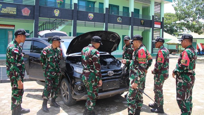 Anggota Satgas Pamtas RI-RDTL Yonif 741/GN Motamasin mengamankan dua mobil yang hendak diselundupkan melalui PLBN Motamasin ke Timor Leste. (Foto: Dok. Korem 161/WS Kupang)