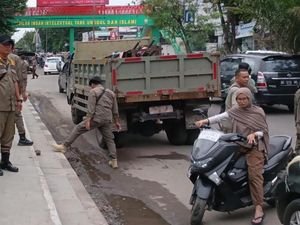 15 Gerobak dan Tenda Pedagang Kaki Lima Liar di Plaju Diangkut Satpol PP