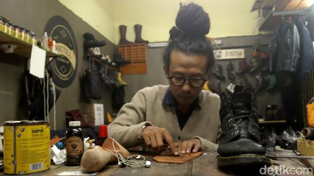 Apuy Maratan Langi 'Pesulap' sepatu kulit di Bandung.