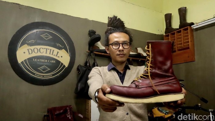 Apuy Maratan Langi ‘Pesulap’ sepatu kulit di Bandung.