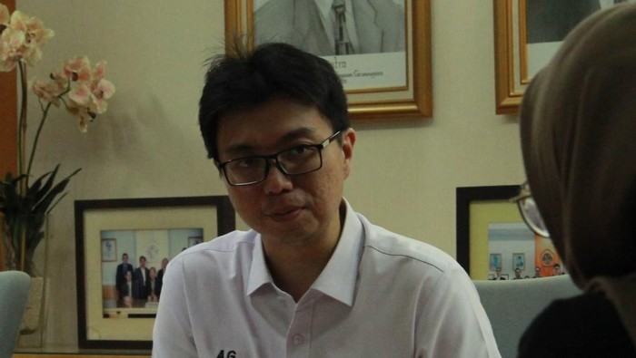 Foto udara pekerja memanen teh di perkebunan teh Cibuni di Desa Sukaresmi, Kecamatan Rancabali, Kabupaten Bandung, Jawa Barat, Jumat (29/11/2024). Kementerian Pertanian melalui Ditjen Perkebunan terus mendorong peningkatan investasi subsektor perkebunan demi menuju Indonesia Emas 2045 yang meliputi subsektor perkebunan seperti kelapa sawit, karet, kakao, kopi, dan teh, yang merupakan komoditas unggulan dengan menyumbang devisa besar bagi negara serta menyerap tenaga kerja dalam jumlah signifikan. ANTARA FOTO/Raisan Al Farisi/tom.
