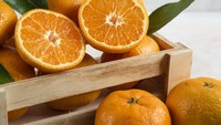 Jeruk dan buah citrus lain seperti lemon dan jeruk nipis juga tergolong rendah IG sehingga aman bagi penderita diabetes. Selain dimakan segar sebagai buah, jeruk juga bisa ditambahkan ke salad atau tambahkan kulit (zest)nya sebagai pemberi aroma hidangan. Foto: Getty Images/MEDITERRANEAN