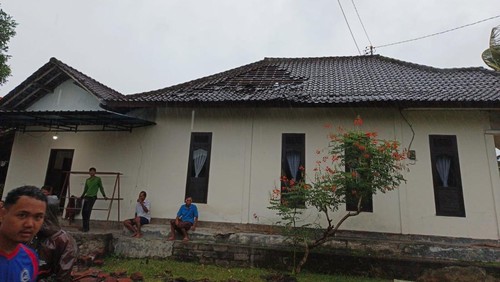 Atap rumah warga rusak akibat diterjang angin puting beliung di Desa Yeh Sumbul Kecamatan Mendoyo, Kabupaten Jembrana, Senin (21/1/2025). (Dok. BPBD Jembrana)